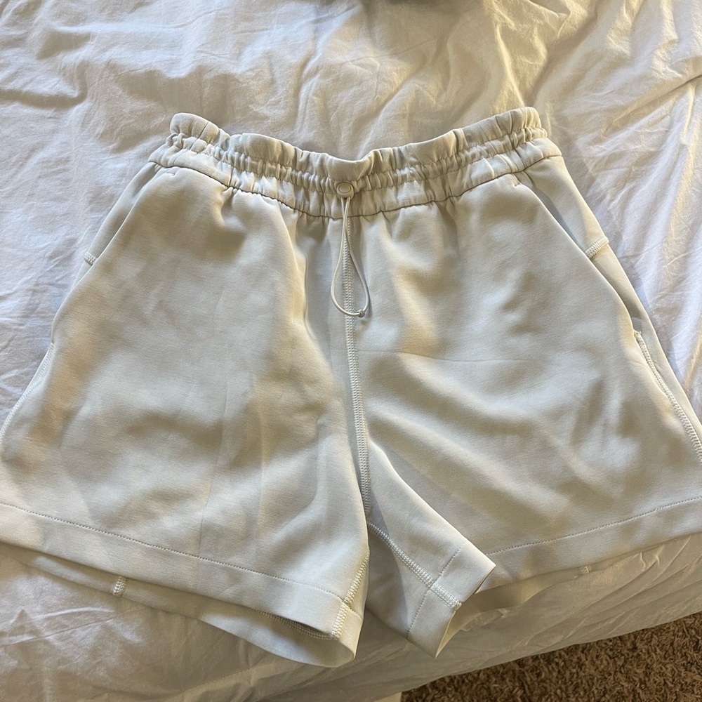 Lululemon Softstream shorts 4 in